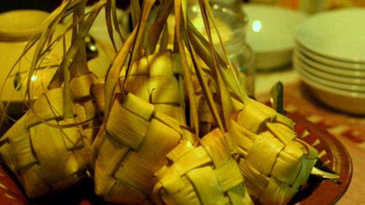 Cara Membuat Ketupat Anti Gagal, Hasilnya Padat, Pulen, dan Hemat Gas