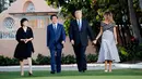 Presiden AS, Donald Trump didampingi Ibu Negara, Melania Trump berjalan bersama Perdana Menteri Jepang, Shinzo Abe dan istrinya Akie Abe untuk jamuan makan malam dalam pertemuan di Resor Mar-a-Lago, Florida, Selasa (17/4). (AP/Pablo Martinez Monsivais)