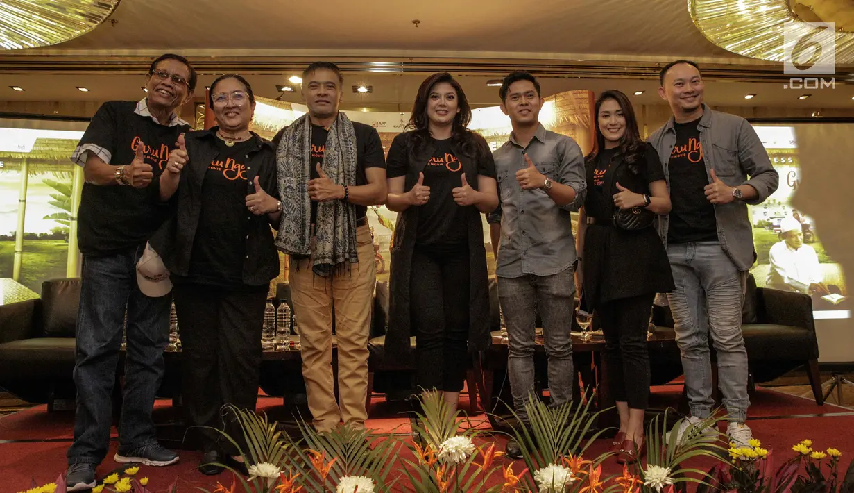 Para pemain dan produser film Guru Ngaji berfoto bersama usai jumpa pers di Jakarta, Senin (19/2). Film Guru Ngaji akan tayang serentak pada 22 Maret 2018 di seluruh bioskop Indonesia. (Liputan6.com/Faizal Fanani)
