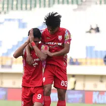 Selebrasi pemain Persis Solo, Ramadhan Sananta (kiri) bersama rekannya, Ripal Wahyudi setelah mencetak gol kedua timnya ke gawang PSM Makassar pada laga matchday kedua Grup A Piala Presiden 2024 di Stadion Si Jalak Harupat, Soreang, Kabupaten Bandung, Senin (22/7/2024). (Bola.com/Abdul Aziz)