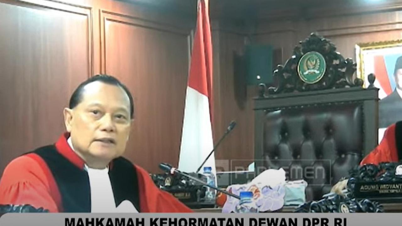 Mantan Wakapolri Komjen (Purn) Adang Daradjatun