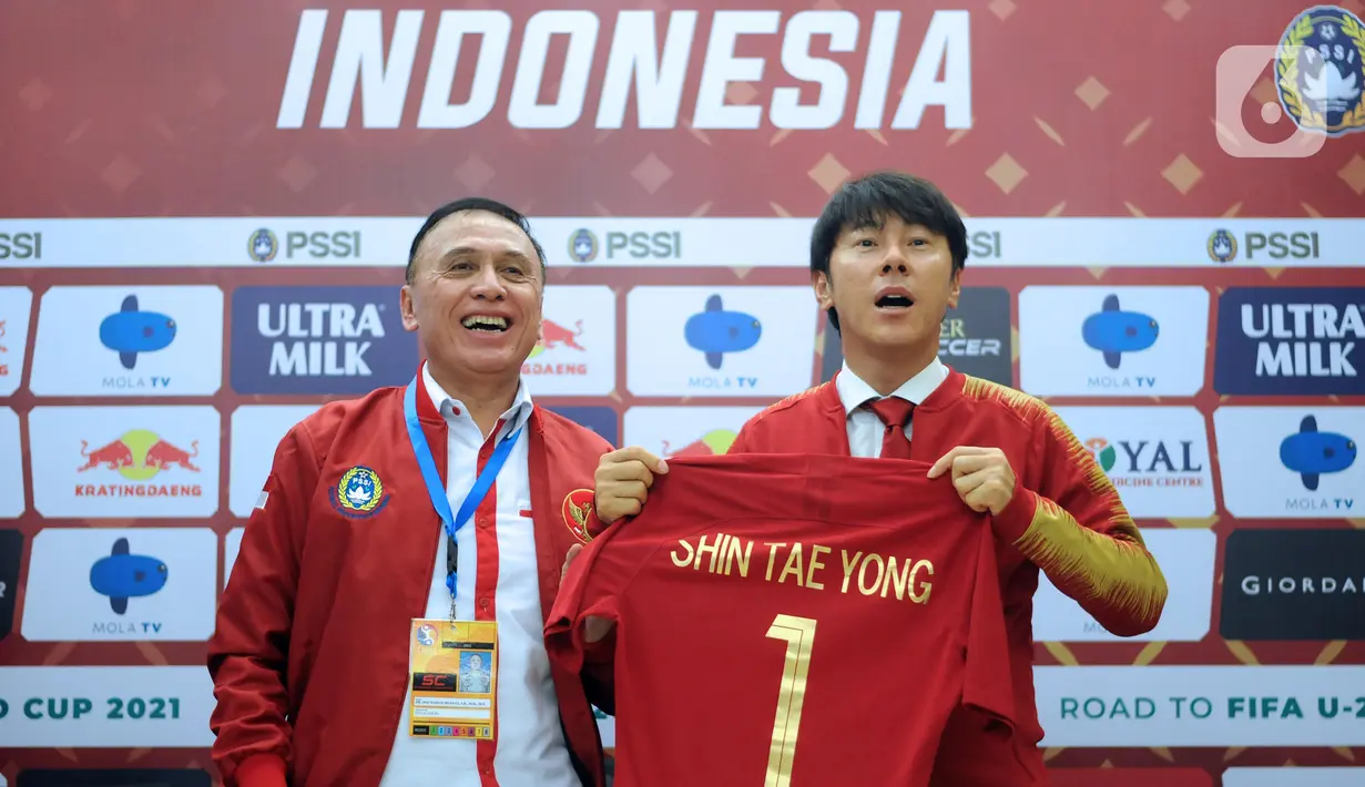 Ketua Umum PSSI, Mochammad Iriawan (kiri) bersama pelatih baru Timnas Indonesia, Shin Tae-Yong saat perkenalan di Ruang VVIP Stadion Pakansari, Kab Bogor, Jawa Barat, Sabtu (28/12/2019). Shin Tae-Yong dikontrak menjadi pelatih Timnas Indonesia selama 4 tahun. (Liputan6.com/Helmi Fithriansyah)