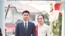 Beby Tsabina tampil elegan kenakan kebaya kartini putih dan selendang merah saat dampingi suami, Rizki Natakusumah yang mengenakan setelan jas navy blue untuk hadiri upacara di alun-alun Pandeglang. [@bebytsabina].