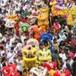 Pertunjukan barongsai memeriahkan parade kebudayaan 'Aksi Kita Indonesia' di area Car Free Day, Bundaran HI, Jakarta, Minggu (4/12). Kegiatan 'Aksi Kita Indonesia' dimeriahkan kesenian, budaya daerah, doa, dan lainnya. (Liputan6.com/Fery Pradolo)