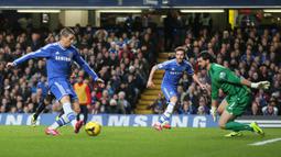 Chelsea mengontrak Fernando Torres dengan biaya rekor Inggris saat itu sebesar € 58,5 juta dari Liverpool. Tetapi koleksi 45 gol dari 172 penampilan jelas bukan rapor yang membanggakan. (Foto: AP/Alastair Grant)