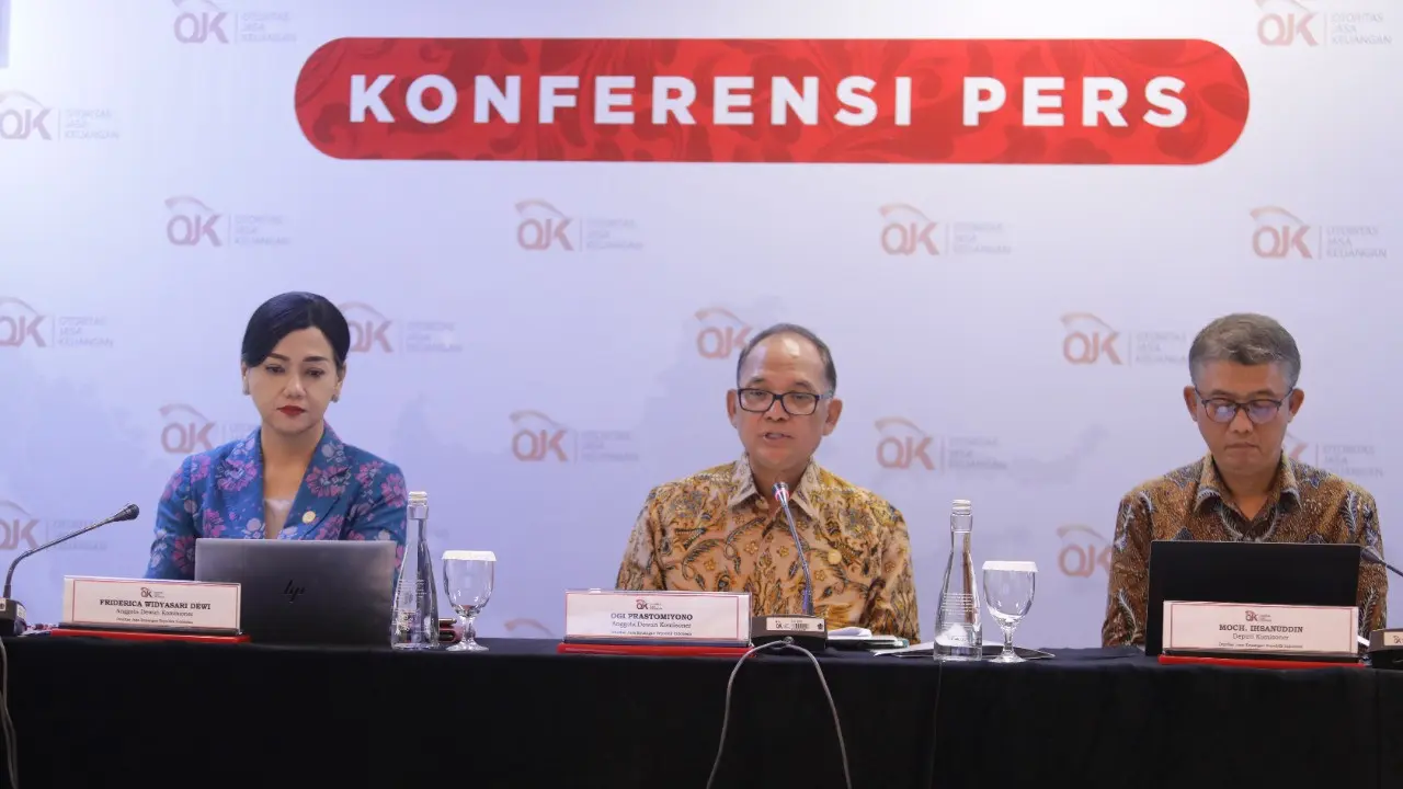 Kepala Eksekutif Pengawas IKNB OJK Ogi Prastomiyono saat konferensi pers salah satunya menjelaskan kasus Wanaratha Life.