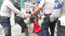 Bentrok terjadi saat aksi mahasiswa menolak pameran mesin rokok di JIEXPO, Jakarta (27/4). Mahasiswa menolak pameran tersebut karena dinilai akan berdampak pada jumlah produksi rokok dan konsumsi rokok di Indonesia. (Liputan6.com/Angga Yuniar)