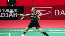 Tampil di kandang sendiri, Putri Kusuma Wardani melaju cepat dalam perolehan poin di awal set pertama. Tampak dalam foto, pebulu tangkis tunggal putri Indonesia, Putri Kusuma Wardani saat beraksi melawan wakil Taiwan, Sung Shuo Yun, pada babak 32 besar Indonesia Masters 2026 di Istora Gelora Bung Karno, Senayan, Jakarta, Rabu (21/1/2026) malam. (Bola.com/Abdul Aziz)