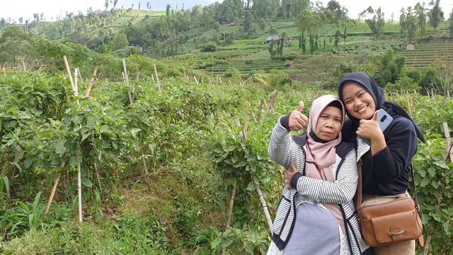 Beberapa pengunjung nampak menikmati berwisata di kawasan agro wisata Mulakeudeu, Desa Sukalaksana, Kec. Sucinaraja, Garut, Jawa Barat. (Liputan6.com/Jayadi Supriadin)