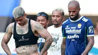 Persib Bandung mengalami kekalahan beruntun dalam dua laga terakhir BRI Liga 1 2022/2023. Teranyar, Maung Bandung takluk 0-2 saat menjamu Persik Kediri di Stadion Pakansari, Bogor, Rabu (8/3/2023) sore WIB. Dua gol Macan Putih ke gawang Persib dicetak masing-masing oleh Hamra Hehanussa dan Muhammad Khanafi. Dengan hasil ini Persib gagal memangkas jarak poin dengan PSM sebagai pemuncak klasemen sementara dengan selisih 10 poin. Persib juga rentan dikudeta posisinya dari peringkat kedua oleh Persija Jakarta yang hanya berjarak satu poin. (Bola.com/M Iqbal Ichsan)