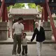 Liburan ke China bareng keluarga, Nikita Willy pun membagikan beberapa ootdnya. Nikita mengenakan atasan hitam lengan panjang dipadukan kerudung putih serasi dengan celana panjangnya. [@nikitawillyofficial94]