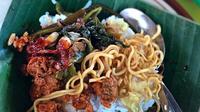 Nasi ponggol merupakan nasi bungkus khas Tegal yang dulu dijual oleh para istri buruh bangunan dari Tegal di sudut-sudut lokasi proyek pembangunan. (Foto: Pinterest)