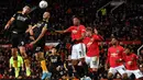 Pemain Wolverhampton Wanderers Raul Jimenez (kiri) menyundul bola ke gawang Manchester United pada putaran ketiga Piala FA di Old Trafford, Manchester, Inggris, Rabu (15/1/2020). Manchester United menang 1-0. (PAUL ELLIS/AFP)