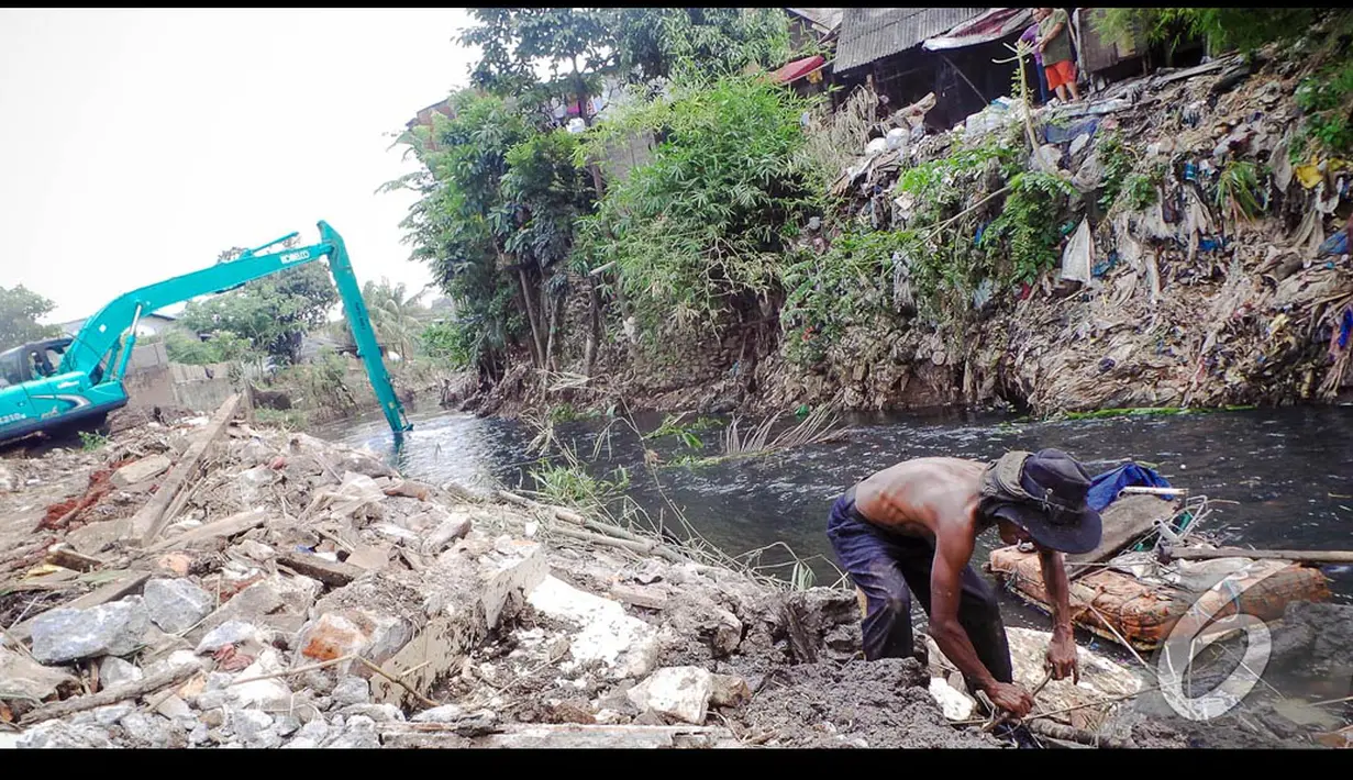 Warga sedang mengais sisa-sisa puing bangunan yang telah dirubuhkan di bantaran Kali Mampang, Jakarta, Rabu (20/8/2014)(Liputan6.com/Faizal Fanani)