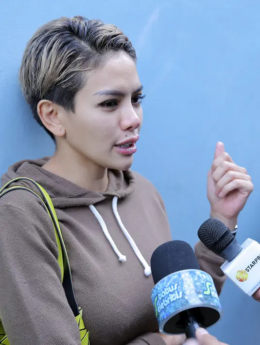 "Dateng kok, karena rame banyak orang. Datengnya terlambat juga, karena Niki harus kerja dulu, nganterin ke sekolah anak. Kan biasanya kan jemput anak sekolah," ujar Nikita Mirzani di kawasan Kuningan, Jakarta Senin (30/4). (Deki Prayoga/Bintang.com)