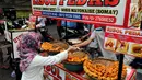 Warga membeli makanan untuk berbuka puasa di Pasar Takjil Kebon Kacang, Jakarta, Senin (29/5). Meski berada di gang sempit di antara gedung-gedung Pasar tersebut menjadi lokasi favorit warga yang bekerja di perkantoran sekitar. (Liputan6.com/Johan Tallo)
