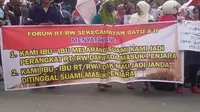 Demo Para Istri Minta Suami Mundur dari Jabatan RT/RW