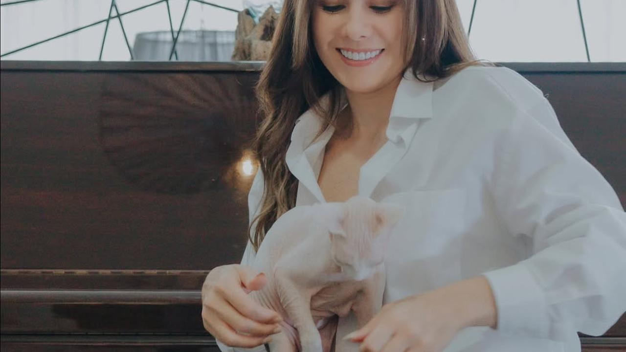 Potret Wulan Guritno dengan Kucing Kesayangan yang Baru Saja Melahirkan