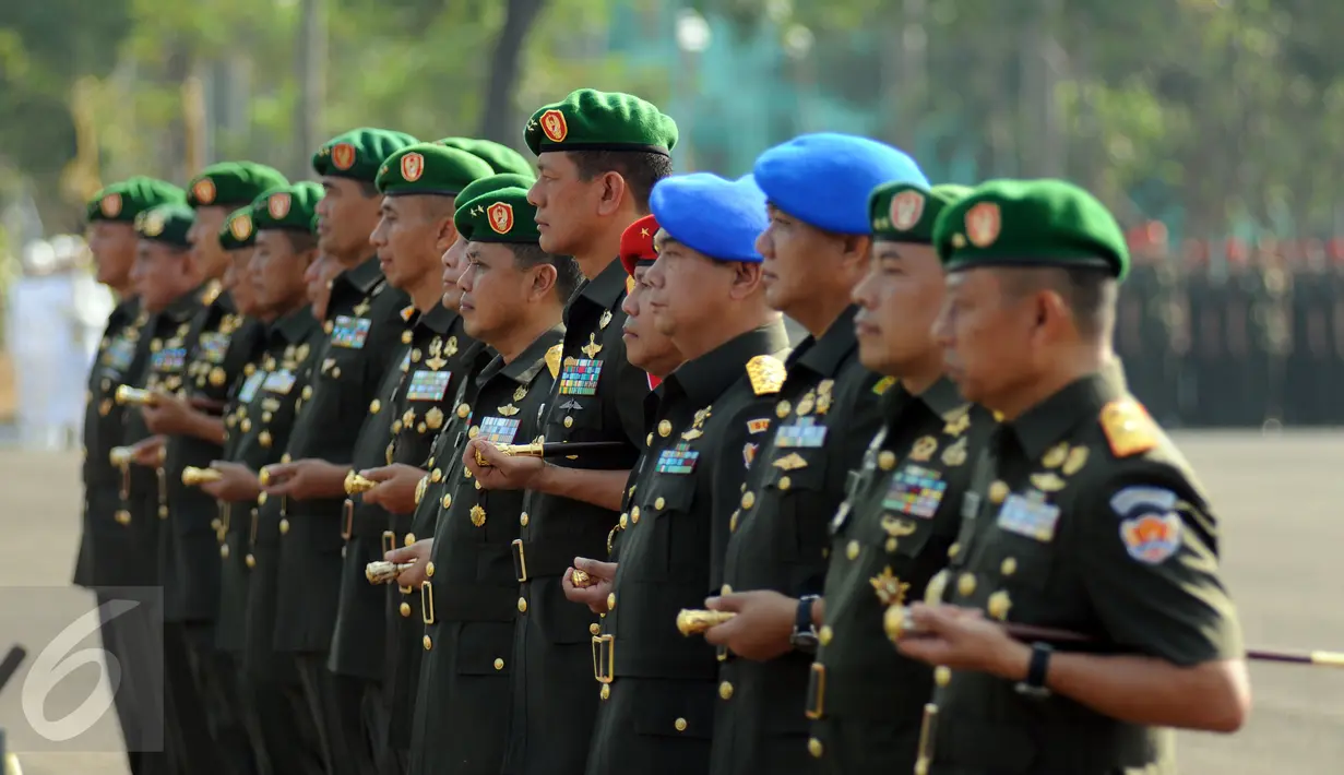 Sepuluh Perwira Tinggi TNI AD bersiap mengikuti upacara serah terima jabatan di Markas Divisi Infanteri I Kostrad, Cilodong, Depok, Jawa Barat, Jumat (31/7/2015). Upacara dipimpin langsung KASAD Jenderal TNI Mulyono. (Liputan6.com/Helmi Fithriansyah)