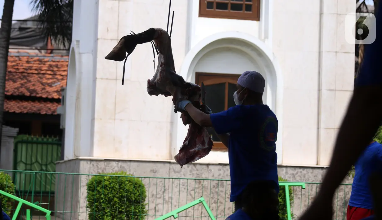 Panitia memindahkan daging hewan kurban di Masjid Daarul Falah, Jakarta Selatan, Selasa (20/7/2021). Umat muslim seluruh dunia serempak merayakan Hari Raya Idul Adha yang ditandai dengan pemotongan hewan kurban sehari setelah jemaah haji wukuf di Padang Arafah. (Liputan6.com/Angga Yuniar)