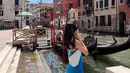Beby Tsabina bersiap menaiki gondola untuk mengelinggi sungai venesia di Italia. Diketahui Beby Tsabina Kini tengah mempersiapkan kelanjutan pendidikannya di Amerika Serikat. (Instagram/bebytsabina)