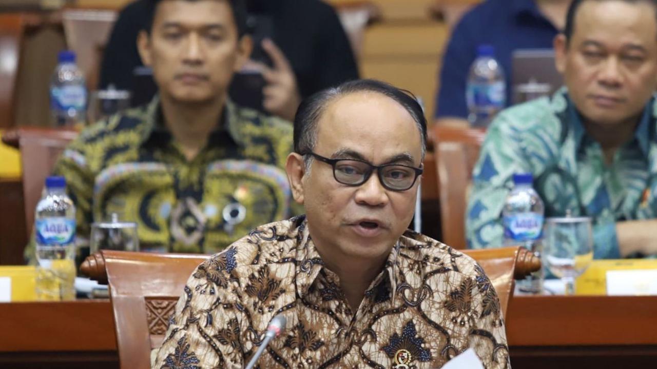 Menteri Komunikasi dan Informatika (Menkominfo) Budi Arie Setiadi dan Kepala Badan Siber dan Sandi Negera (BSSN) Hinsa Siburian saat mengikuti Rapat Kerja (Raker) dengan Komisi I DPR, di Gedung Nusantara II, Kompleks Parlemen, Senayan, Jakarta, Senayan, K