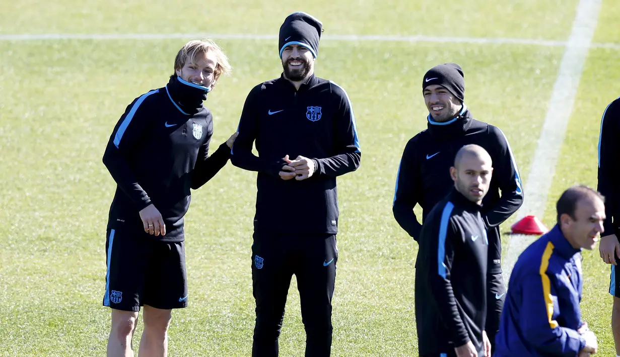 Ivan Rakitic, Gerard Pique, Luis Suarez berbincang saat sesi latihan jelang Final Piala Dunia Antarklub  melawan tim Argentina, River Plate di Yokohama, Tokyo, Jepang, (18/12). (REUTERS/Yuya Shino)