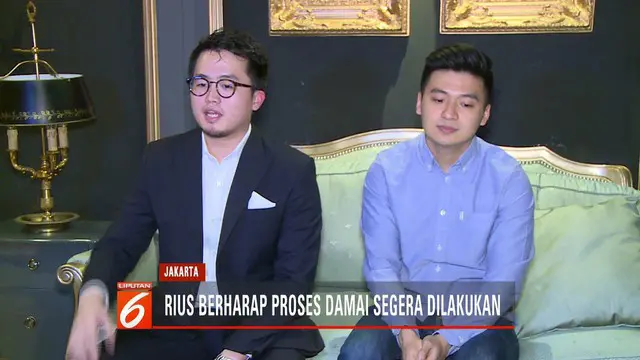 Youtuber Rius Vernandes yang viral karena mengunggah menu makanan tulis tangan bertemu Garuda Indonesia untuk menyelesaikan kasus secara kekeluargaan.