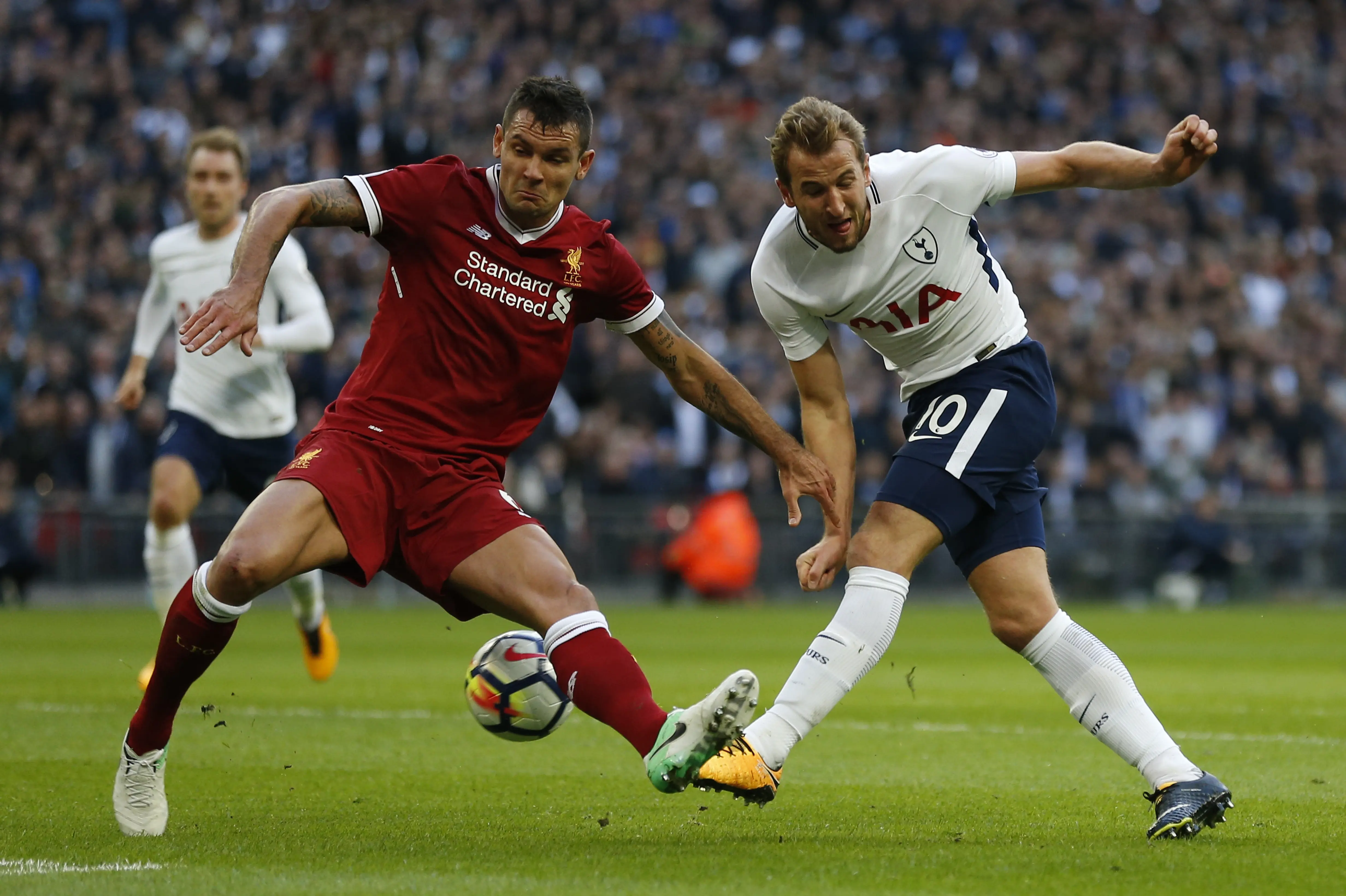 Bek Liverpool, Dejan Lovren (kiri), berjibaku dengan striker Tottenham Hotspur, Harry Kane pada lanjutan Liga Inggris di Wembley, Minggu (22/10/2017). (AFP/Ian Kington)