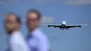 Airbus A380-800 merupakan pesawat berbadan lebar dua tingkat, dengan empat mesin serta mampu memuat 850 penumpang. Tampak, Airbus A380-800 bersiap mendarat di Farnborough Airshow di Hampshire, Inggris, (14/7/2014). (AFP PHOTO/Carl Court)