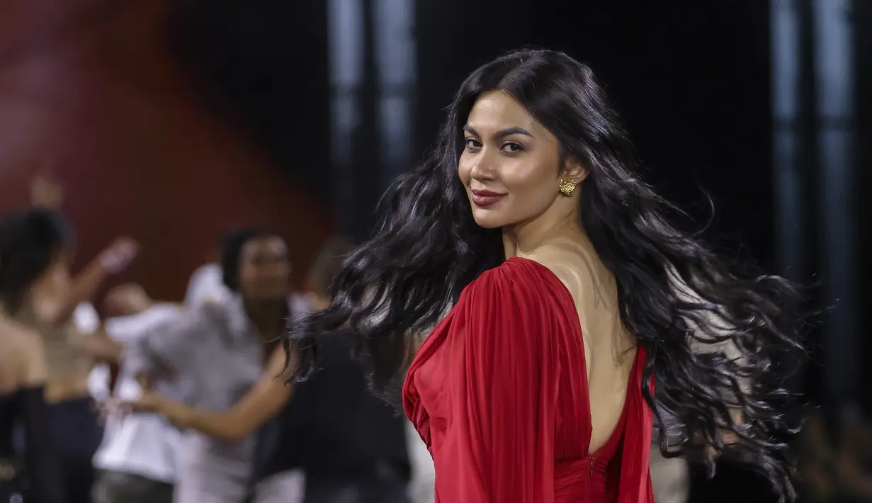 Ariel Tatum mengenakan kreasi untuk koleksi busana L'Oreal Spring/Summer 2023 yang disajikan selama Paris Fashion Week di Paris pada Minggu, 2 Oktober 2022. Ariel tampil anggun dengan dress long sleeve berwarna merah. (Photo by Vianney Le Caer/Invision/AP)