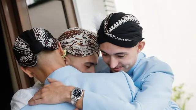 Jadi Groomsmen Justin Hubner, Ivar Jenner dan Mees Hilgers Tampil Gagah Pakai Beskap Jawa