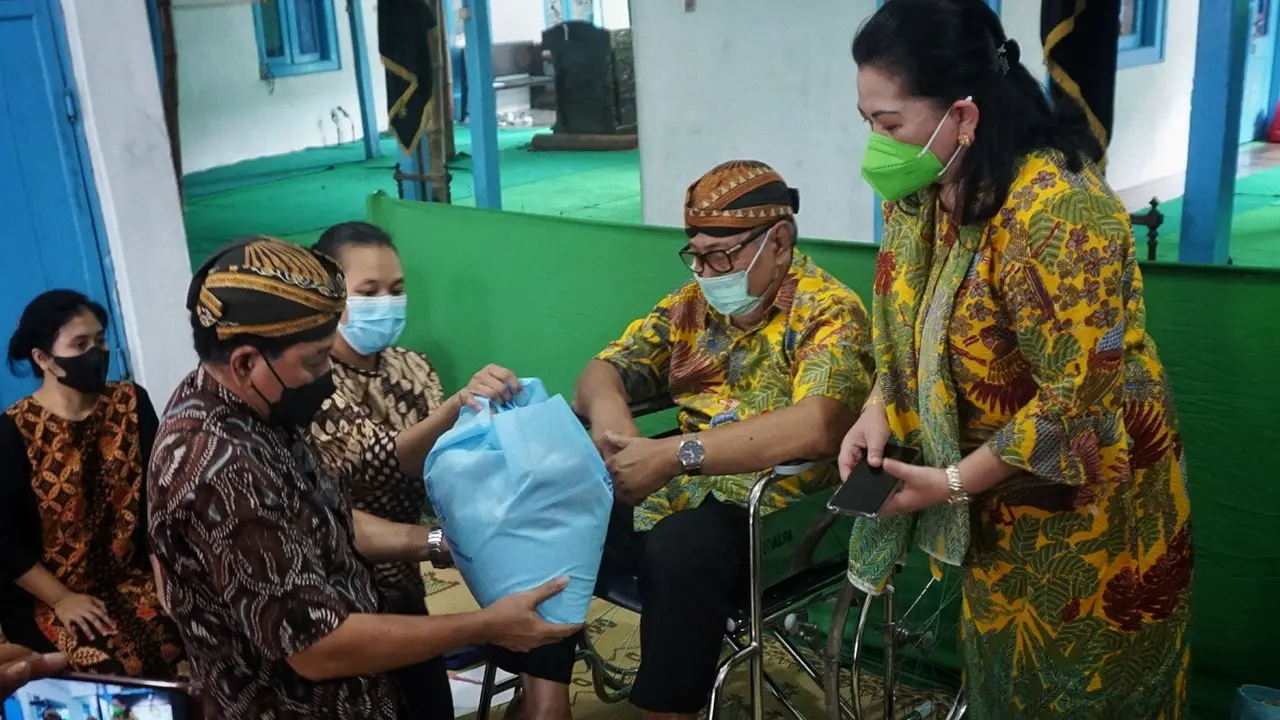 Raja Keraton Solo Serahkan Bingkisan Lebaran
