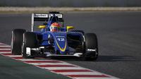 Pebalap Sauber,  Felipe Nasr memacu mobilnya dengan kecepatan 1m26.392s pada sesi test pramusim F1 hari ke-3 di Sirkuit Catalunya, Barcelona, Rabu (24/2/2016) WIB.  (REUTERS/Sergio Perez)