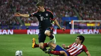 Pemain Bayern Munchen, Thomas Muller mendapat tekel dari bek Atletico Madrid, Stefan Savic, pada Leg 1 Babak Semifinal Liga Champions 2015-2016, di Stadion Vicente Calderon, Kamis (28/4/2016) dini hari WIB. Muller masuk menggantikan posisi Thiago Alcantar