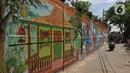 Pengendara sepeda motor melintas di depan mural Kota Jakarta, Tanah Kusir, Kebayoran Lama, Jakarta, Jumat (26/11/2021). Mural tersebut bertujuan sebagai media edukasi masyarakat serta menghias jalan tersebut. (Liputan6.com/Herman Zakharia)