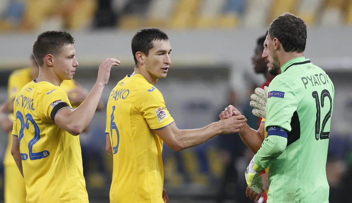 Pemain Ukraina merayakan kemenangan atas Swiss pada laga Nations League di Stadion Arena Lviv, Jumat (4/9/2020) dini hari WIB. Ukraina menang 2-1 atas Swiss. (AFP/Anatolii Stepanov)