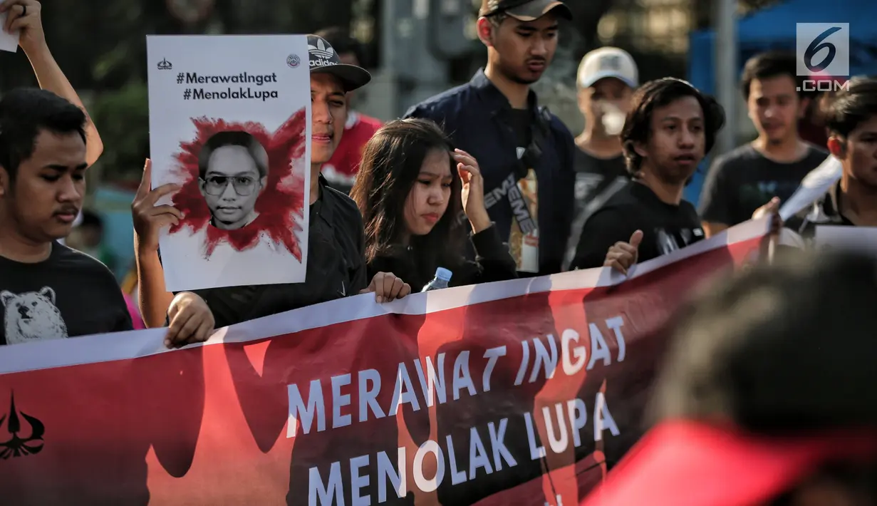 Sejumlah mahasiswa Trisakti melakukan aksi bertajuk #MerawatIngat #MenolakLupa saat car free day (CFD) di Bundaran HI, Jakarta, Minggu (5/5/2019). Aksi tersebut bertujuan untuk mengingatkan bahwa masih banyak kasus-kasus pelanggaran HAM berat yang belum terselesaikan. (Liputan6.com/Faizal Fanani)