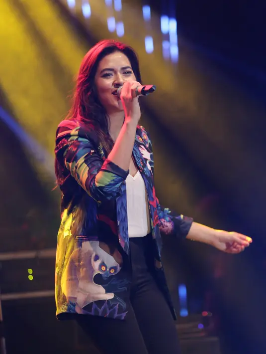 "Kita ada kalanya berusaha, sampai satu titik ngerasa udah maksimal. Dan titik itu yang harus ditemukan. Karena sangat lain antara terus berusaha dan tetap memaksa," ujar Raisa yang selanjutnya melantunkan Usai Di Sini. (Galih W. Satria/Bintang.com)