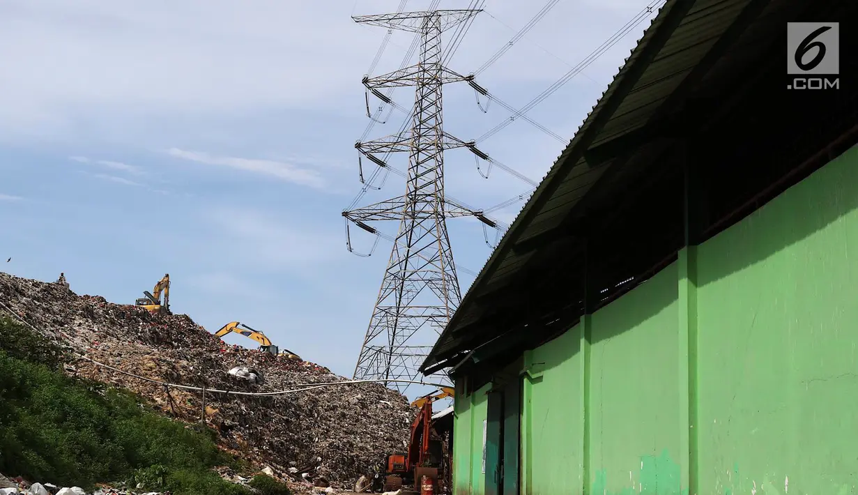 Alat berat mengeruk sampah yang menggunung di Tempat Pembuangan Akhir (TPA) Cipayung, Depok, Jawa Barat, Jumat (28/12). Kondisi TPA yang melebihi kapasitas dinilai membahayakan warga bila terjadi longsor. (Liputan6.com/Immanuel Antonius)