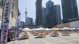 Area makan terbuka sebuah restoran di Toronto, Kanada, 18 Juli 2020. Kota Toronto meluncurkan program CafeTO yang memungkinkan restoran dan bar memperluas area makan terbuka mereka guna melayani lebih banyak pelanggan dengan aman selama pandemi COVID-19. (Xinhua/Zou Zheng)