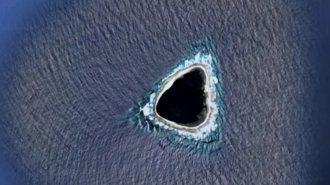 'Lubang Hitam' di samudera pasifik (credit: Google Maps)