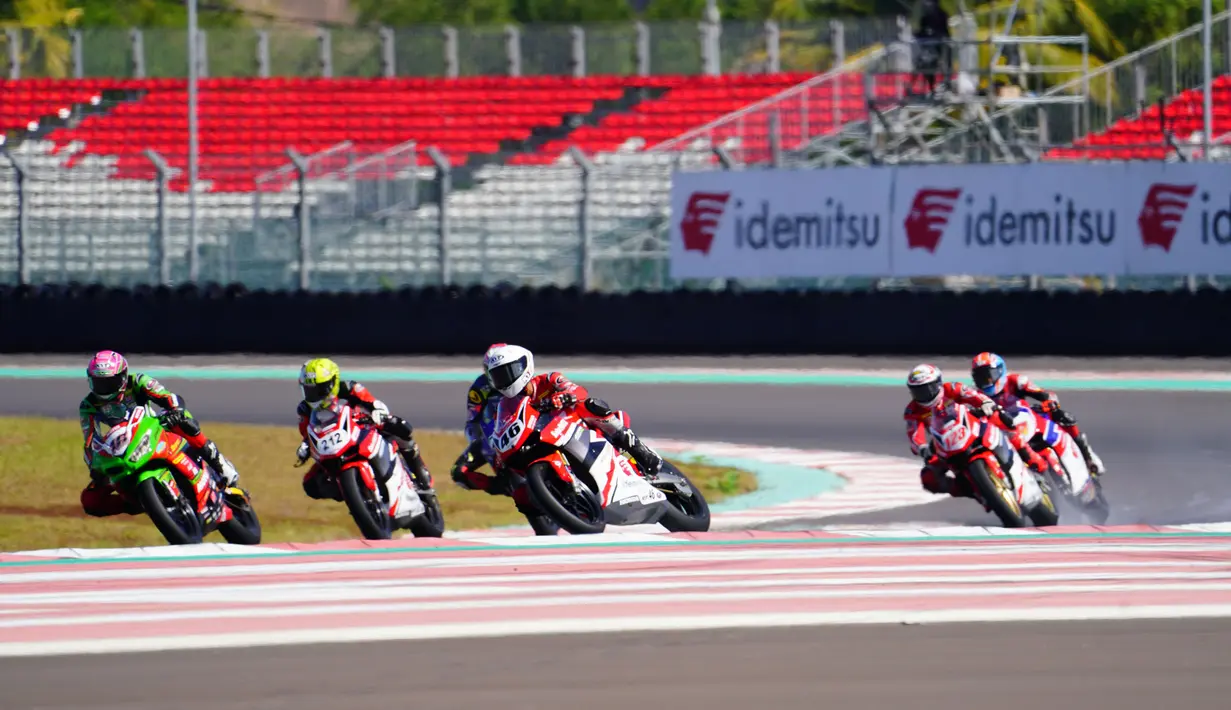 Pembalap Astra Honda Racing Team (AHRT), Herjun Atna Firdaus (tengah/46) memimpin balapan race kedua kelas AP250 pada seri keempat Asia Road Racing Championship (ARRC) Mandalika 2023 di Sirkuit Mandalika, Lombok, Minggu (13/8/2023). (Dok. AHRT)