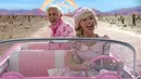 <p>Gambar ini dirilis oleh Warner Bros Pictures yang menunjukkan Ryan Gosling (kiri) dan Margot Robbie dalam sebuah adegan film Barbie. (Warner Bros. Pictures via AP)</p>