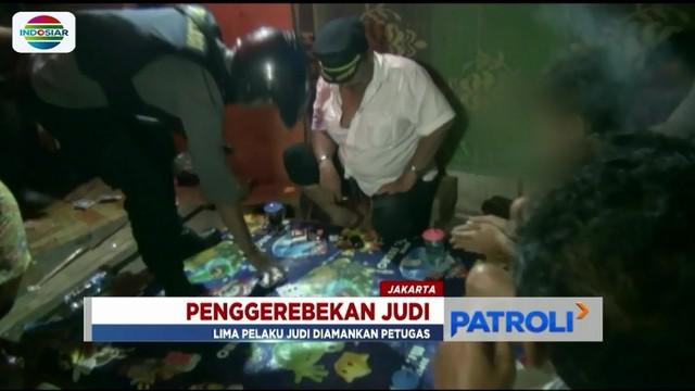 Gerebek sebuah warung yang dijadikan arena judi di kawasan Pasar Enjo, Pulogadung, Jaktim, polisi mengamankan lima orang, termasuk dua orang wanita yang ikut bermain.