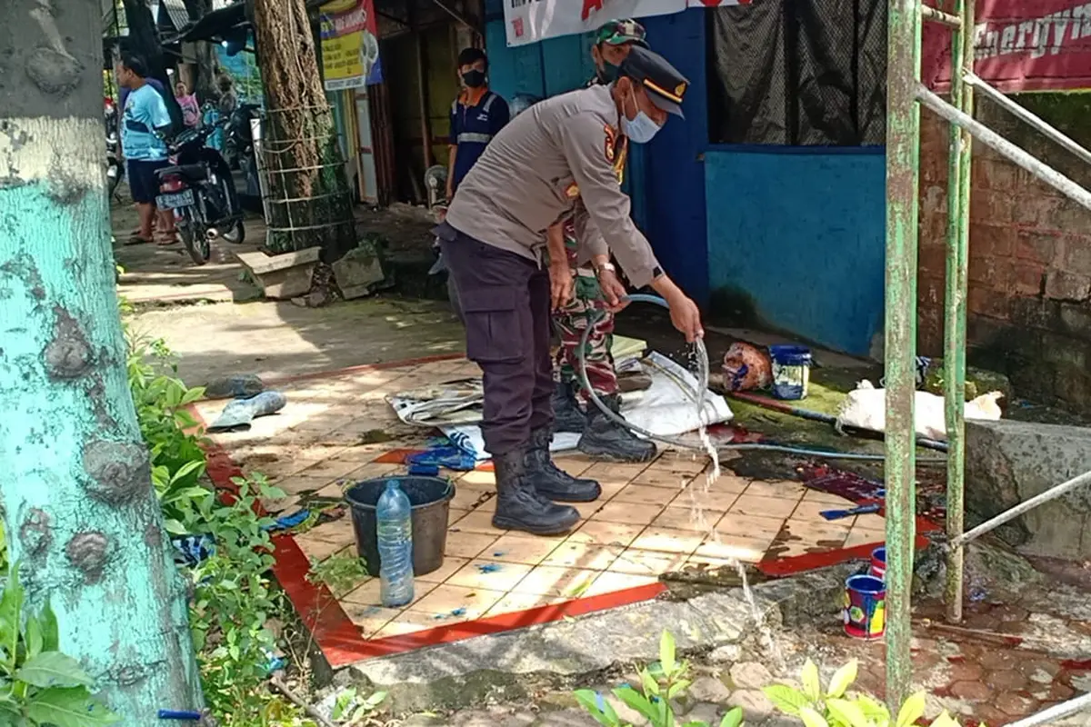 Polisi memeriksa lokasi jatuhnya  pekerja Didik Irawan (28) di Tuban. (Adirin/Liputan6.com)