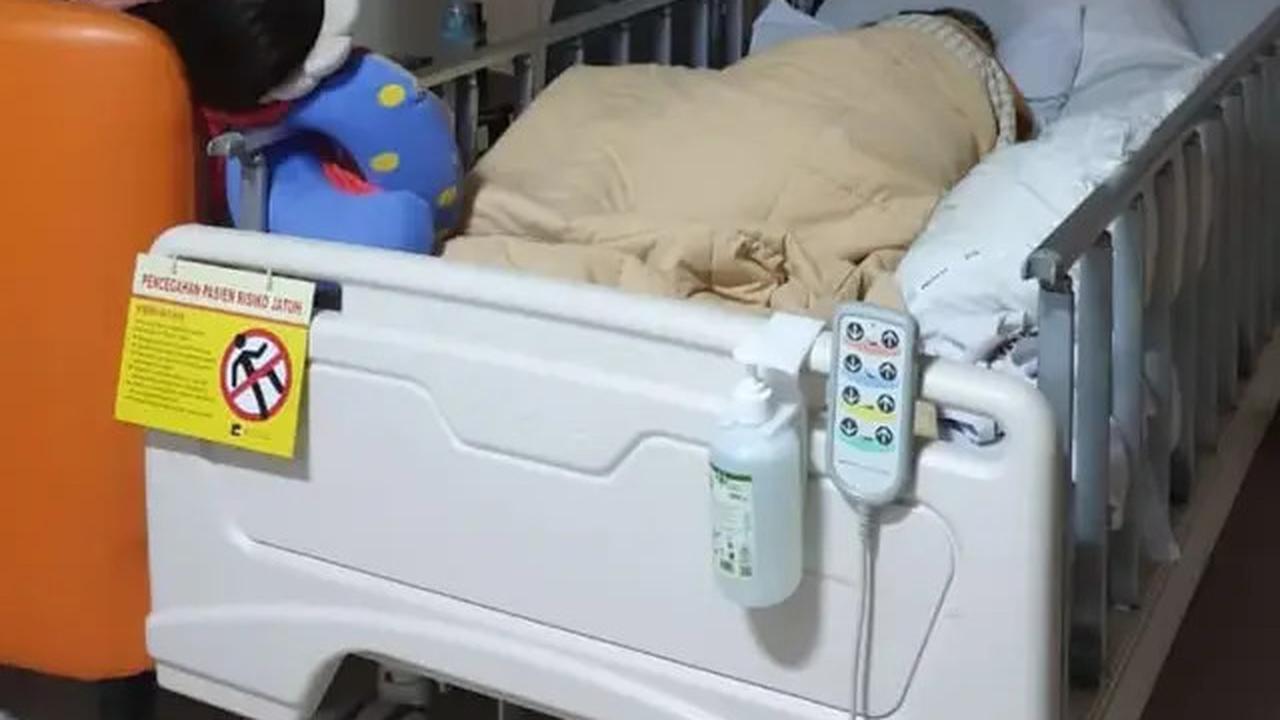 6 Potret Chika Jessica Dampingi Ibunda yang Sakit Stroke, Minta Doa Kesembuhan