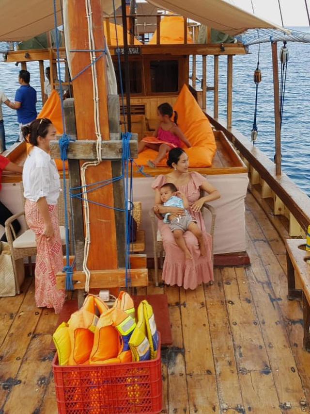 7 Gaya Liburan Happy Salma di Atas Kapan Bersama Keluarga