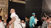 Momen Kaba Anak Rey Mbayang Cium Ka’bah di Usia 2 Tahun (Sumber: Instagram/@rey_mbayang dan @shaka.kaba)