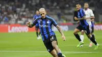 Pemain Inter Milan, Federico Dimarco berlari membawa bola saat bertanding melawan Cremonese pada pertandingan lanjutan Liga Serie A Italia di stadion San Siro di Milan, Italia, Rabu (31/8/2022). Inter Milan menang atas Cremonese 3-1. (AP Photo/ Luca Bruno)